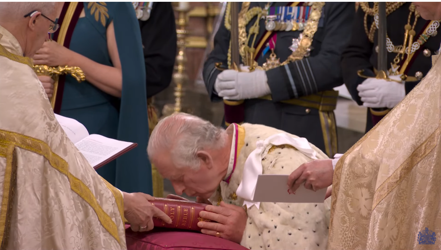 王親吻聖經。（YouTube@RoyalFamilyChannel影片截圖）